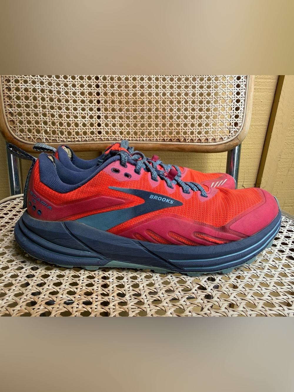 Brooks Cascadia 16 Trail Running Shoes Women’s size 9.5
